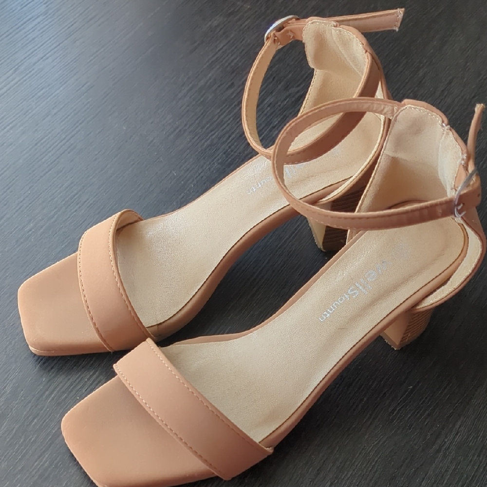 Elegant Tan Heeled Sandals
